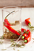 Selbstgemachter Tequila-Rosmarin-Essig mit frischer roter Chili