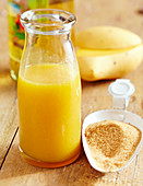 Selbstgemachter Mangoessig mit braunem Zucker in Glasflasche
