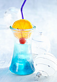 Blue Eyes (Cocktail mit Wermut, Gin, Curacao und Ginger Ale)