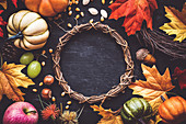 Erntedank-Dekoration mit Kranz, Herbstfrüchten, Kürbissen und Laublättern