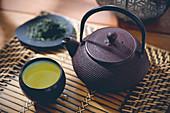 Stillleben mit grünem Tee
