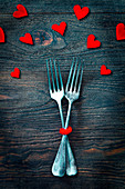 Zwei Gabeln mit roten Herzen zum Valentinstag