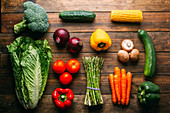 Verschiedenes Gemüse und Salat auf Holztisch