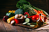 Verschiedenes Gemüse, Pilze, Salat und Olivenöl