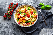 Spaghetti with tomatoes, shrimps and basil