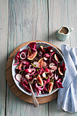 Herbstsalat mit Radicchio, Radieschen, Feigen und Olivenvinaigrette