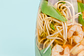 Asiatische Instant-Nudeln mit Garnelen im Glas
