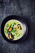 Leek and potato soup with white wine and mussels