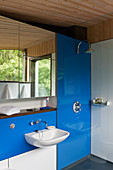 Badezimmer mit blau-weißen Glaswänden