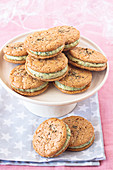 Spicy tomato macaroons with a green filling