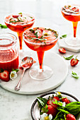Erdbeercocktail mit Gin und Basilikum