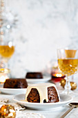 Kleine Christmas Puddings mit Vanillesauce