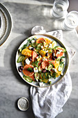 Salat mit Zitrusfrüchten, Gurke, Feta und Oliven