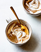 Butterscotch Pudding mit Sahne serviert in Tassen