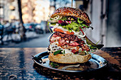 Burger mit Bacon und Gorgonzola im Restaurant