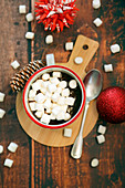Heiße Schokolade mit Mini-Marshmallows zu Weihnachten