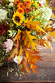 Üppiger Herbststrauß mit Hortensie, Chrysanthemen, Sonnenblumen und Eichenlaub