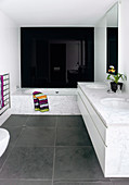 Modernes Bad mit Marmor und hochglänzender schwarzer Wand