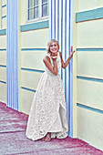 Junge blonde Frau in einem weißen Brautkleid