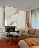 Kamin mit Abzug aus Onyx im Wohnzimmer in Beige und Orange