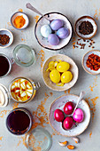 Hartgekochte Eier mit Naturfarben mariniert und gefärbt