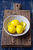 Mit Currymarinade gelb gefärbte hartgekochte Eier