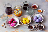 Hartgekochte Eier mit Naturfarben mariniert und gefärbt