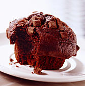 Angebissenes Schokoladenmuffin mit Schokoladenstückchen