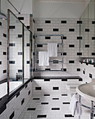Schwarz-weiß gefliestes Badezimmer im 40er Jahre Stil