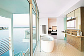 Luxuriöses Badezimmer im Architektenhaus am Meer