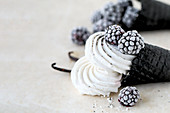 Vanille-Marshmallow (Zefir) mit Brombeeren und Mohn in schwarzer Eiswaffel
