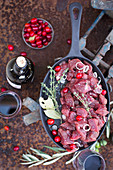 Rohes rotes Fleisch, mariniert mit Wein, Cranberries und Gewürzen