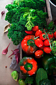 Frische Gemüsesorten (Grünkohl, Rispentomaten, Paprika, Rosenkohl)