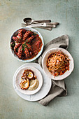 Zwei Gerichte mit Oktopus & Spaghetti mit scharfer Tintenfischsauce