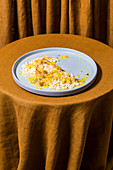 Putenschnitzel mit Orangensauce und Petersilienreis auf Tisch