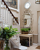 Ornamentspiegel über Konsolentisch am Treppenaufgang in Eingangshalle