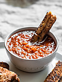 Salsa mit gegrillten Käsesandwich-Sticks