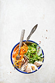 Frischer Karotten-Gurken-Salat mit Zwiebeln und Fisch