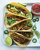 Asiatisch inspirierte Tacos mit Maiskölbchen und Chilis