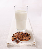 Chocolate Chip Cookies vor einem Glas Milch