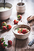 Porridge mit Gewürzen und Erdbeeren