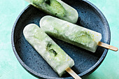 Ice lolly aperitifs with vodka, cucumber and Thai basil