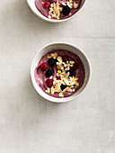 A berry smoothie bowl with filmjölk