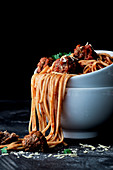 Spaghetti mit Hackbällchen und Tomatensauce