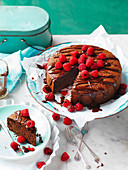 Schokoladenkuchen mit Himbeeren, angeschnitten