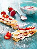 Rosen Mille Feuille mit Erdbeeren und Joghurtcreme