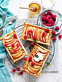 Kleine Apfeltartes mit Himbeeren