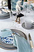 Tischgedeck mit blauer Leinenserviette und Silberring