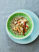 Quinoa Breakfast Bowl mit Apfel und Walnüssen