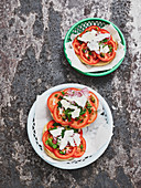 Gegrillte Tomaten-Brötchen mit Parmesan, Kräutern und Kapern